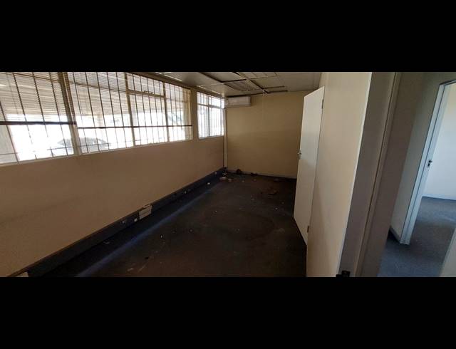 1,000M² WAREHOUSE FOR SALE IN CLAYVILLE